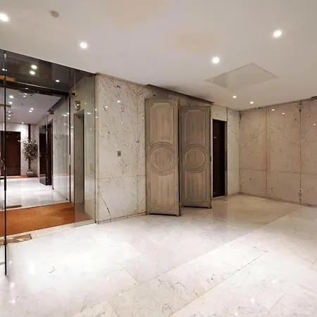 Apartment Elegant Avenue Montaigne Paris